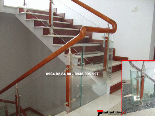 Lan can kính cầu thang sử dụng trụ cao má gỗ đẹp sang trọng.